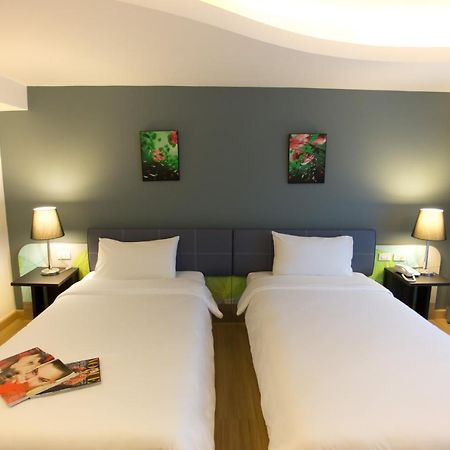 Grand Tower Inn Sathorn Hotel Банкок Екстериор снимка