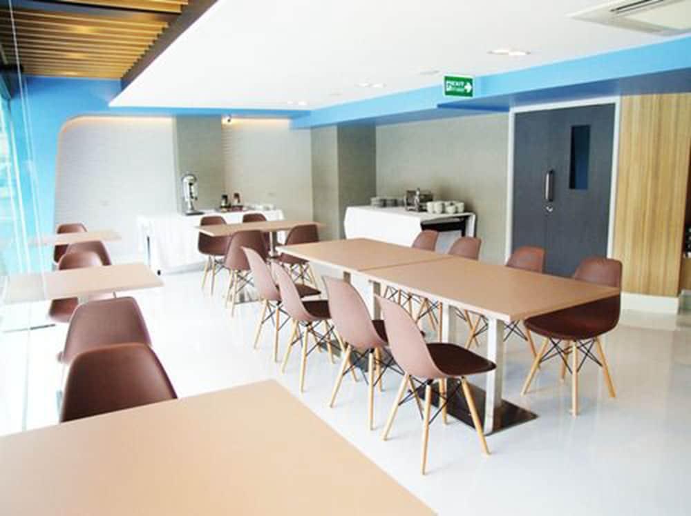 Grand Tower Inn Sathorn Hotel Банкок Екстериор снимка