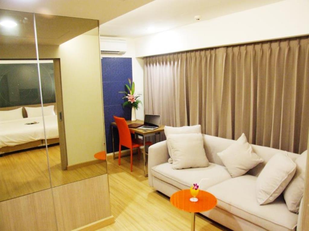 Grand Tower Inn Sathorn Hotel Банкок Екстериор снимка