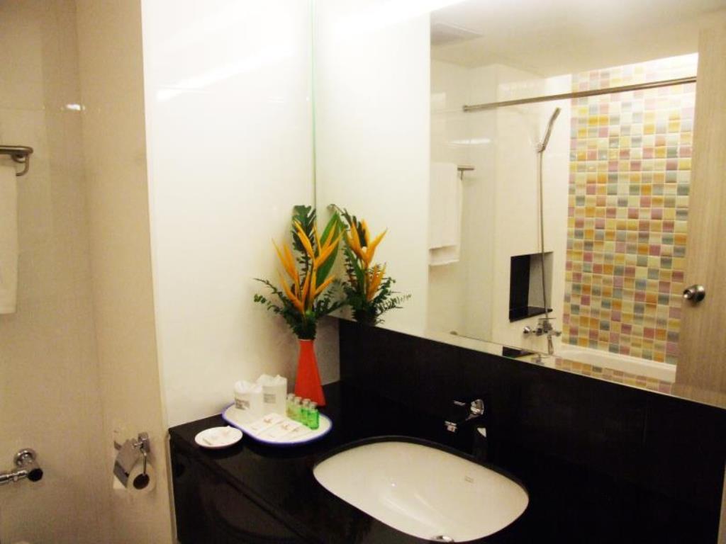 Grand Tower Inn Sathorn Hotel Банкок Екстериор снимка