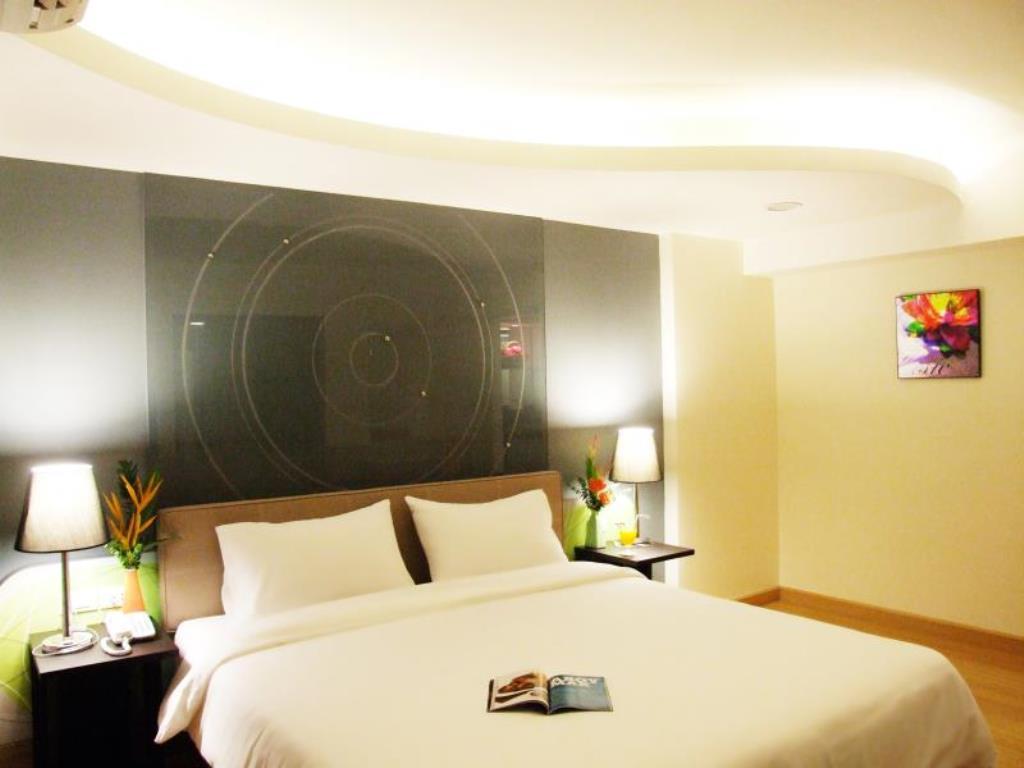 Grand Tower Inn Sathorn Hotel Банкок Екстериор снимка