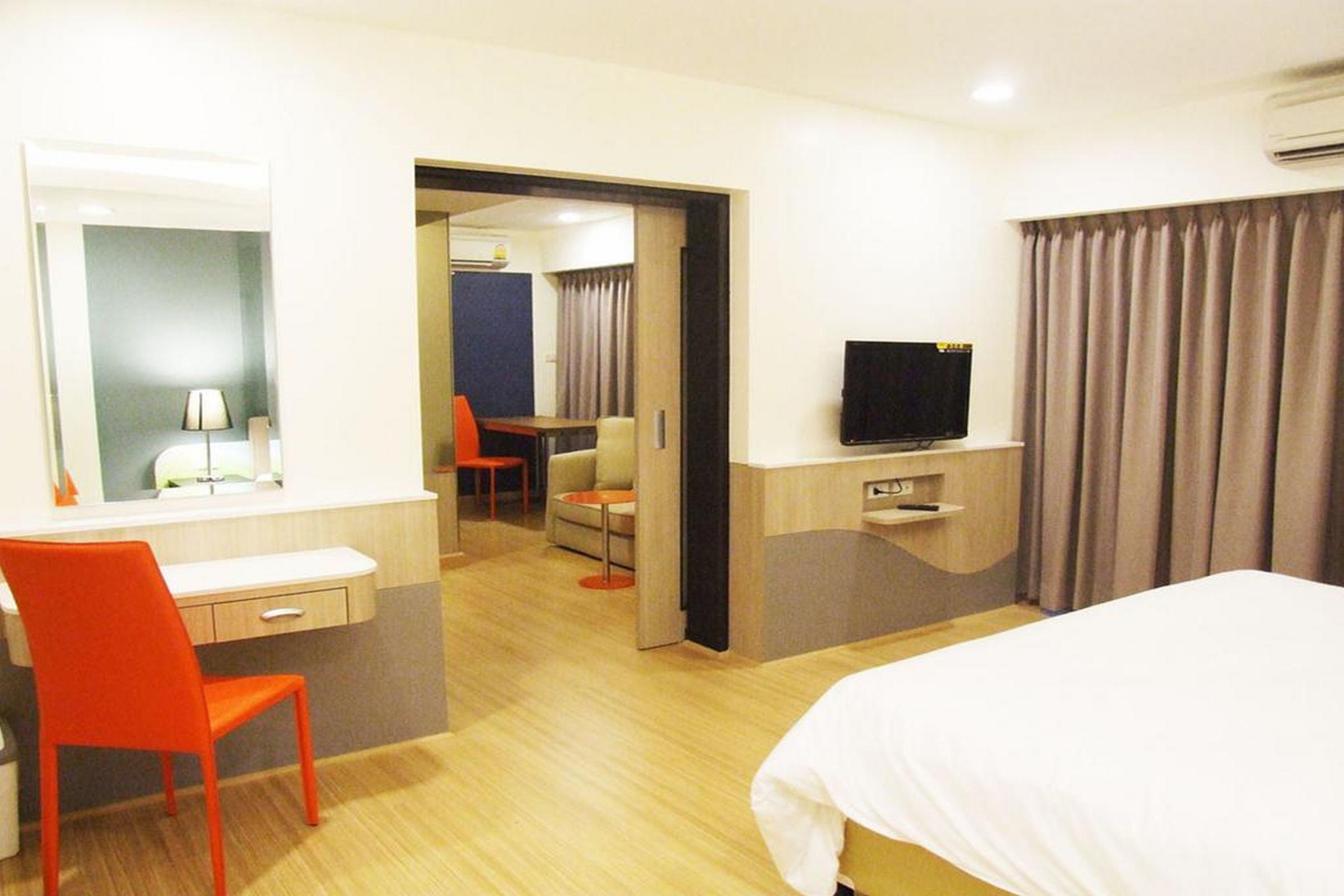 Grand Tower Inn Sathorn Hotel Банкок Екстериор снимка