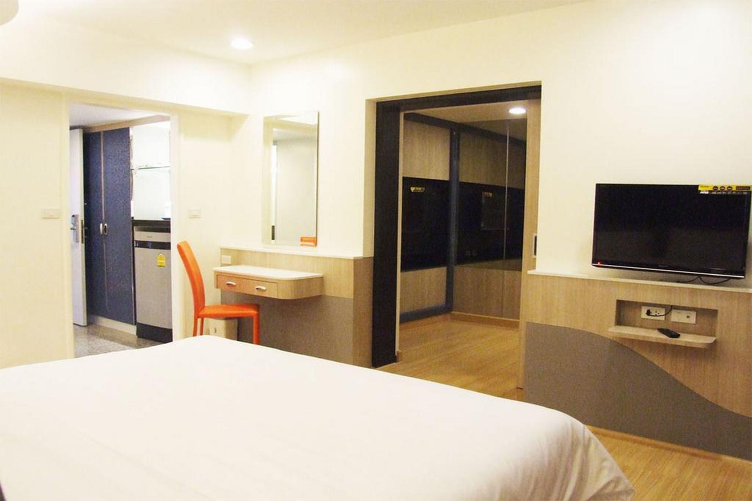 Grand Tower Inn Sathorn Hotel Банкок Екстериор снимка