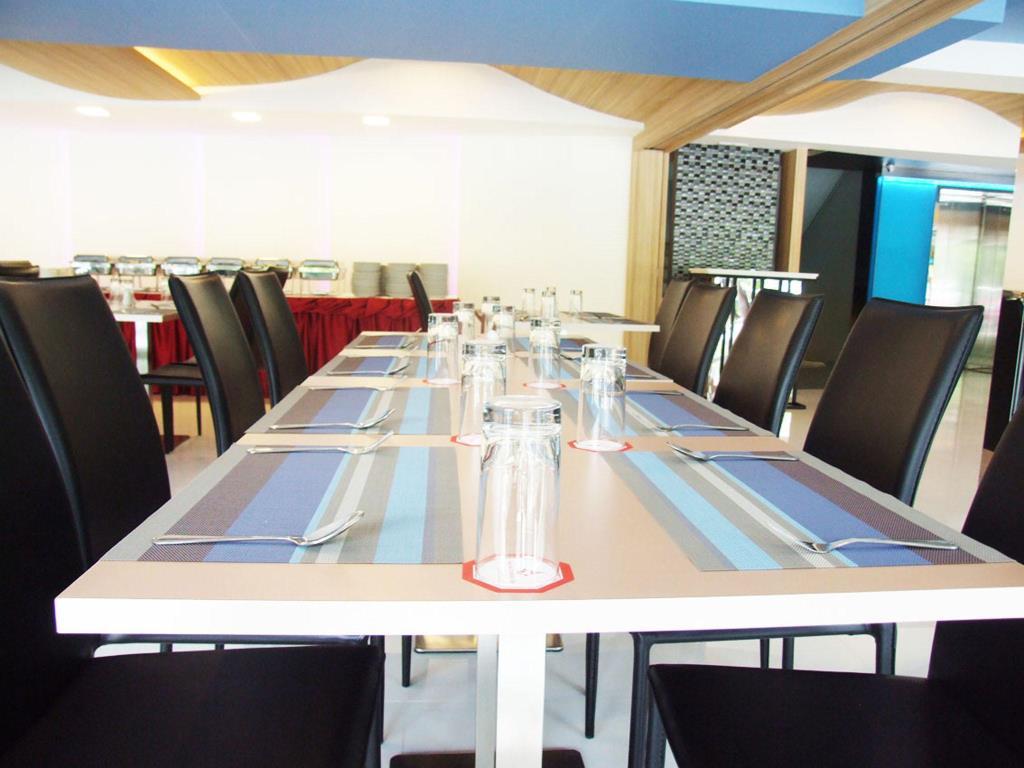 Grand Tower Inn Sathorn Hotel Банкок Екстериор снимка