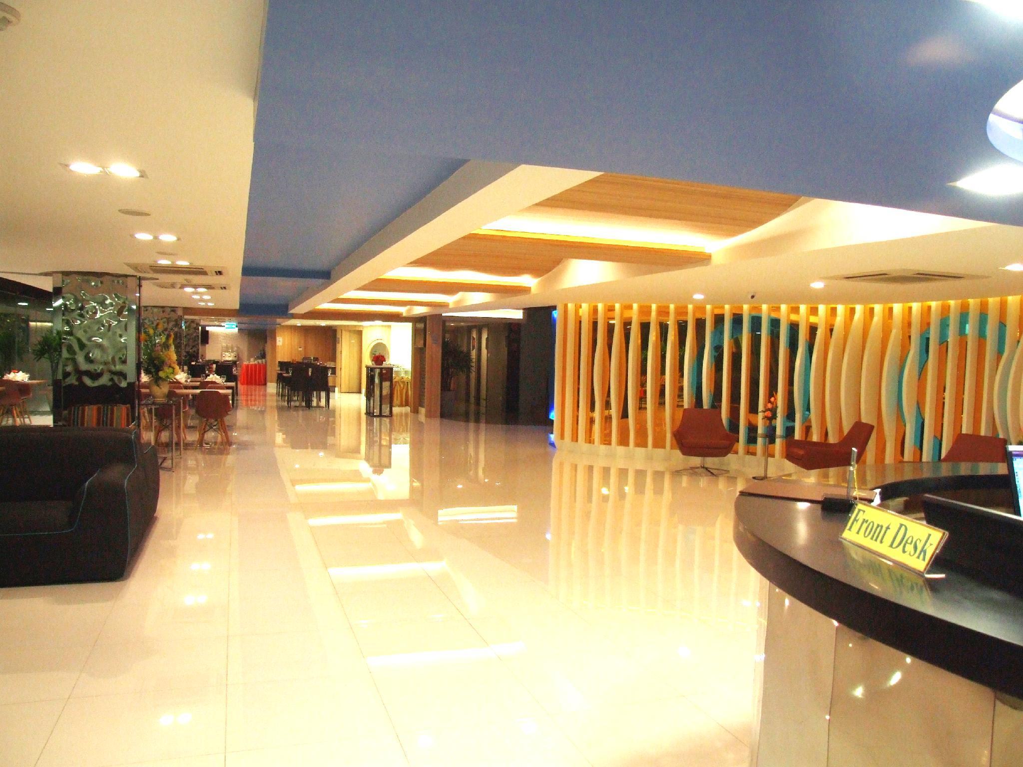 Grand Tower Inn Sathorn Hotel Банкок Екстериор снимка