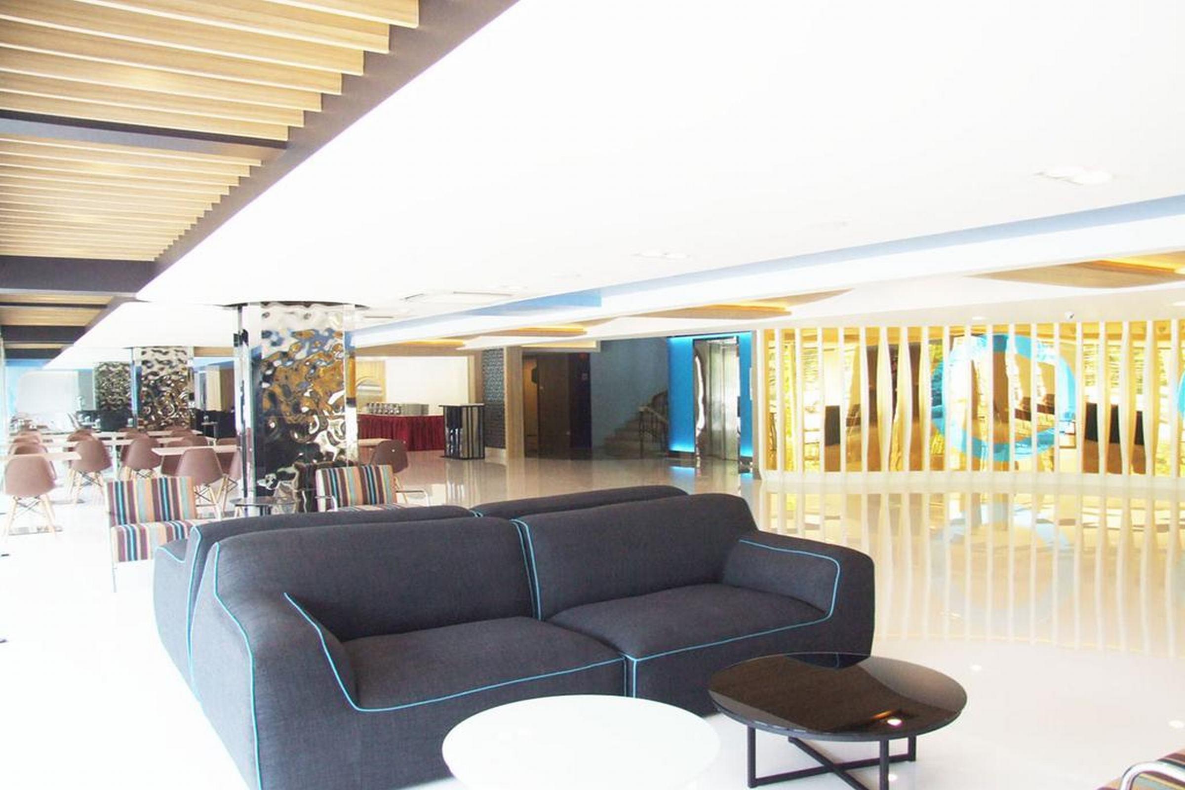 Grand Tower Inn Sathorn Hotel Банкок Екстериор снимка