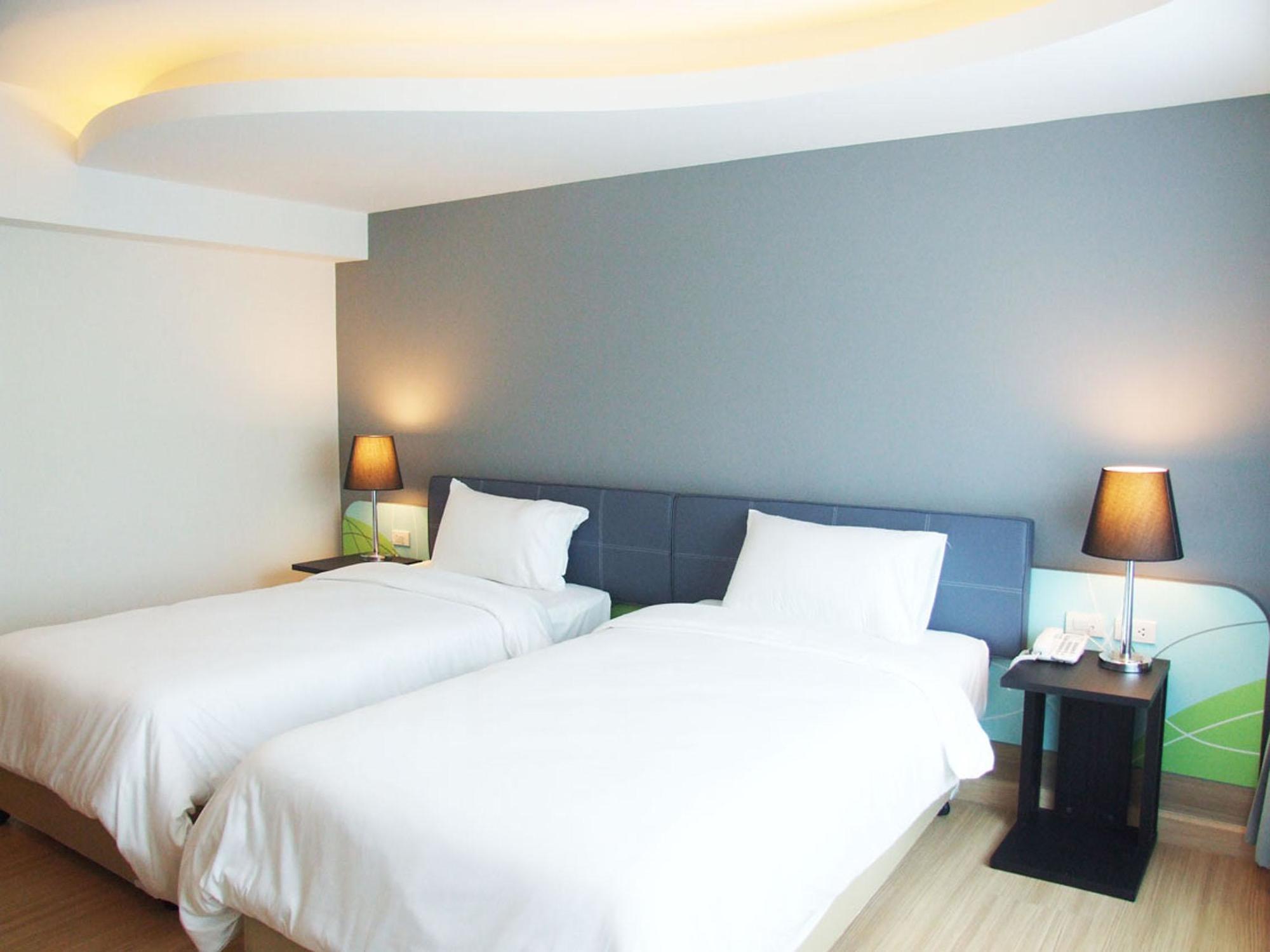 Grand Tower Inn Sathorn Hotel Банкок Екстериор снимка