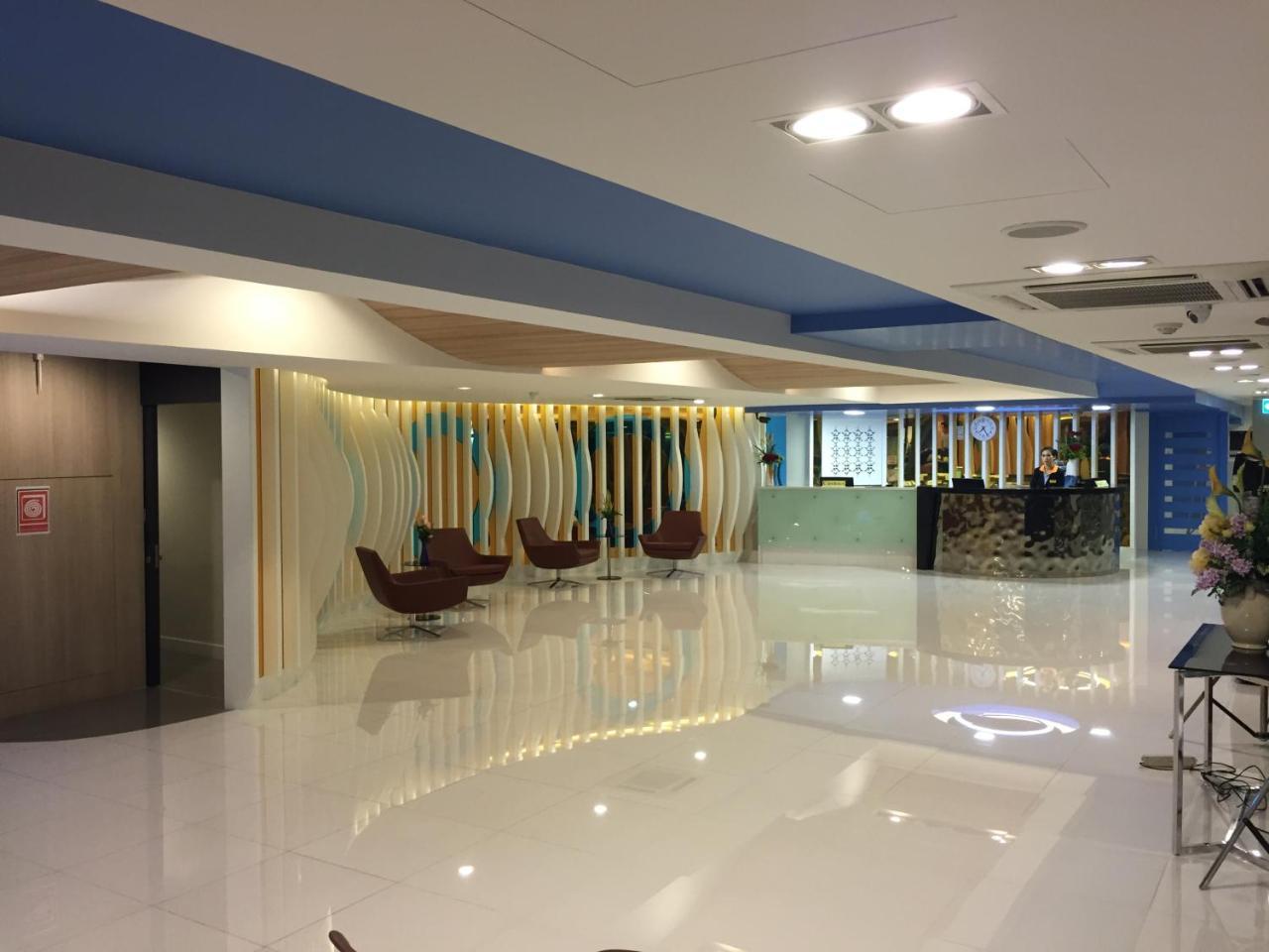 Grand Tower Inn Sathorn Hotel Банкок Екстериор снимка