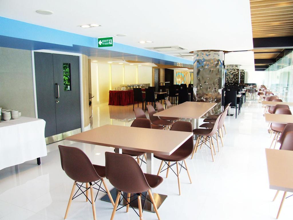 Grand Tower Inn Sathorn Hotel Банкок Екстериор снимка